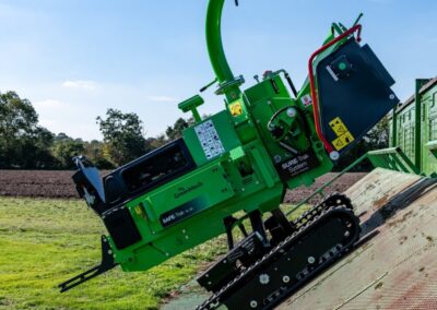 Štěpkovač Greenmech SURE-Trak 19-28 na svahu