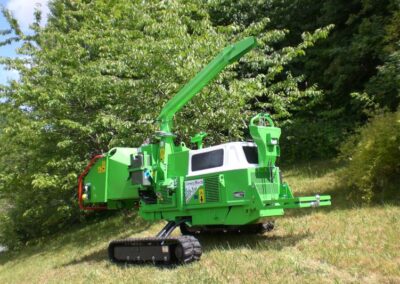 Štěpkovač Greenmech Safe-Trak 19-28 na svahu