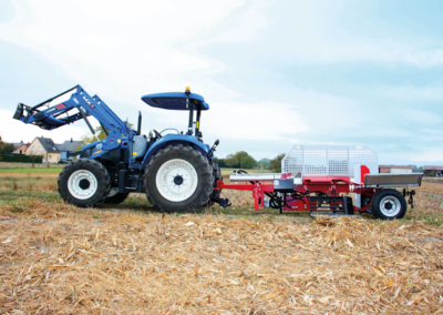 Štípač AMR 28 tun připojený za traktor